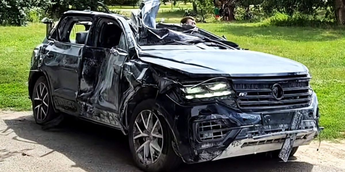 Volkswagen Touareg lovit de rachetă, încă merge miraculos