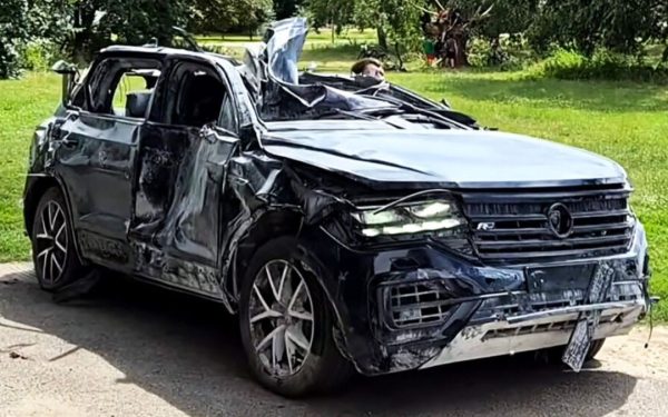 Volkswagen Touareg lovit de rachetă, încă merge miraculos