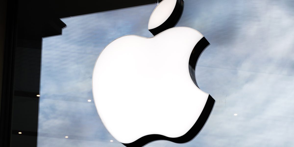 iPhone Ultra revoluționează: Apple lansează azi primul telefon pliabil