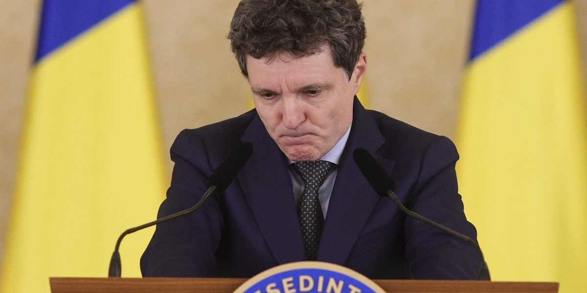 Nicușor Dan, moment viral în Ucraina: și-a aranjat șosetele lângă Zelenski