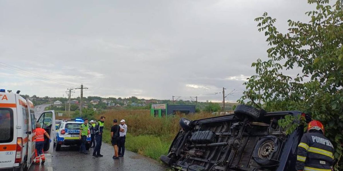 Microbuz răsturnat la Sârca: doi răniți la spital