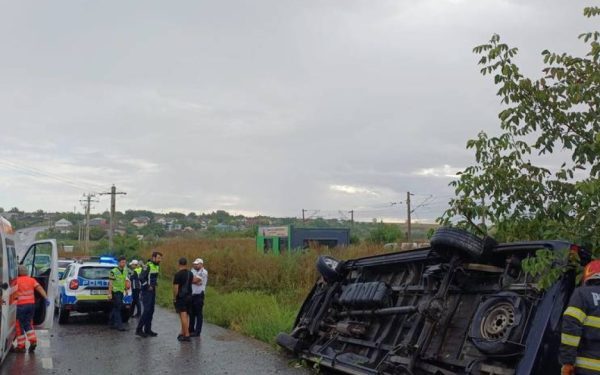 Microbuz răsturnat la Sârca: doi răniți la spital