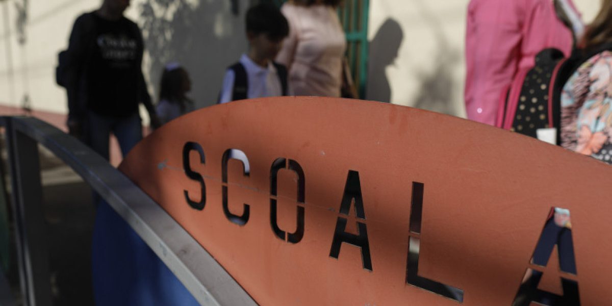 Elevii, uniți în negru, sfidează uniforma școlară