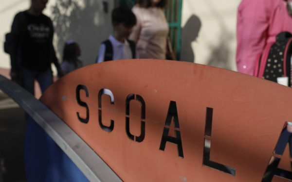 Elevii, uniți în negru, sfidează uniforma școlară