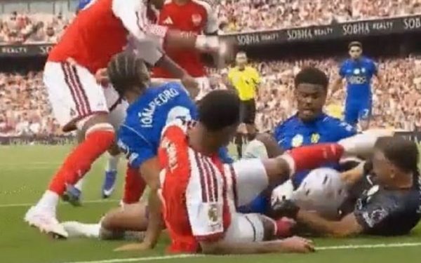 Arsenal-Chelsea: Gabriel scăpat nepedepsit după lovitură la portar