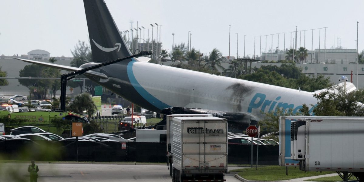 Accident GRAV la Miami: Avion Amazon, ieșit de pe pistă, a lovit mașini