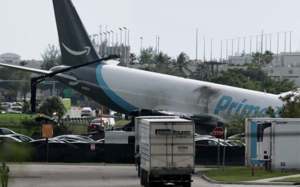 Accident GRAV la Miami: Avion Amazon, ieșit de pe pistă, a lovit mașini