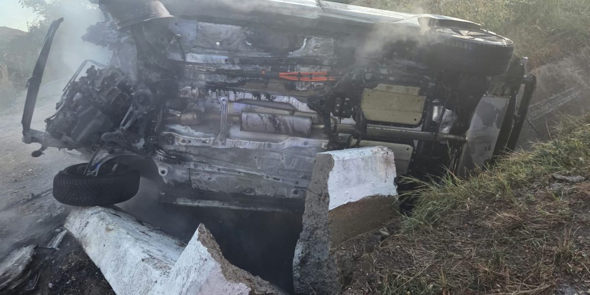 Suceava: Adolescenți arși de vii în mașină după accident
