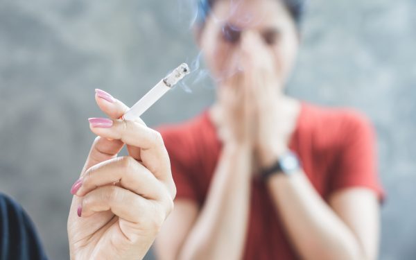 Fumul secundar: ucigașul nevăzut, mai periculos decât țigara