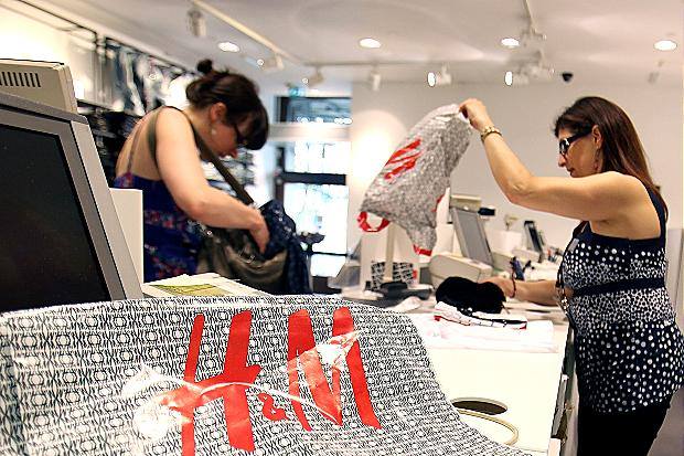 H&M dă semne de slăbiciune: închide dublu față de deschideri, ce se întâmplă în România