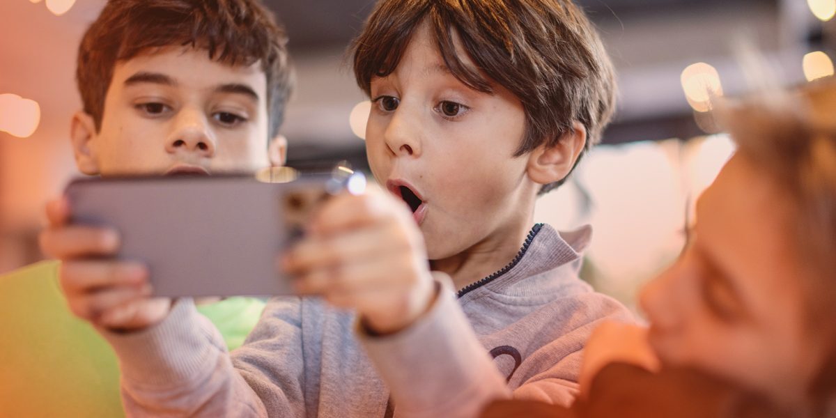 Elevii români fac teme cu AI de la 10 ani, practica se extinde