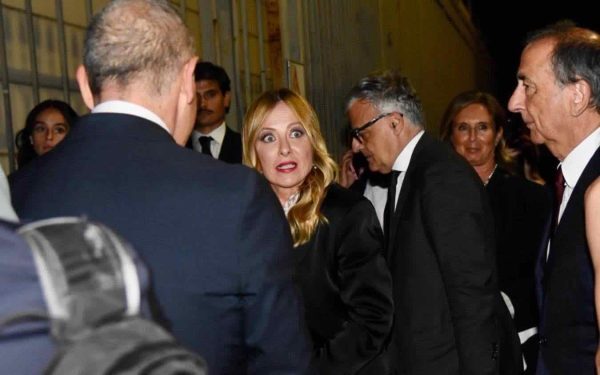 Meloni la Milano: cină cu Ghali, Balti, Renzi o critică