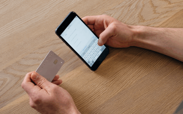 AI CUMPĂRĂ SINGUR: Revolut și Visa testează plata inițiată de inteligența artificială