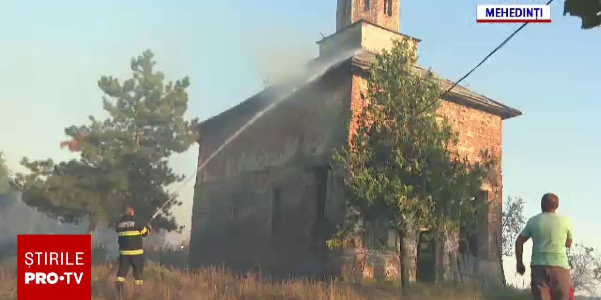 Foc în Mehedinți: Pompierii se luptă, localnicii speriați rămân fără apă