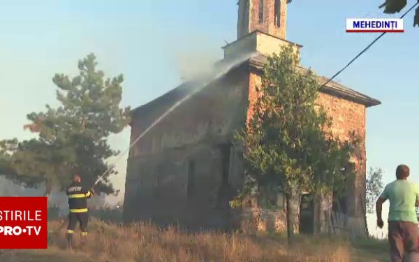 Foc în Mehedinți: Pompierii se luptă, localnicii speriați rămân fără apă