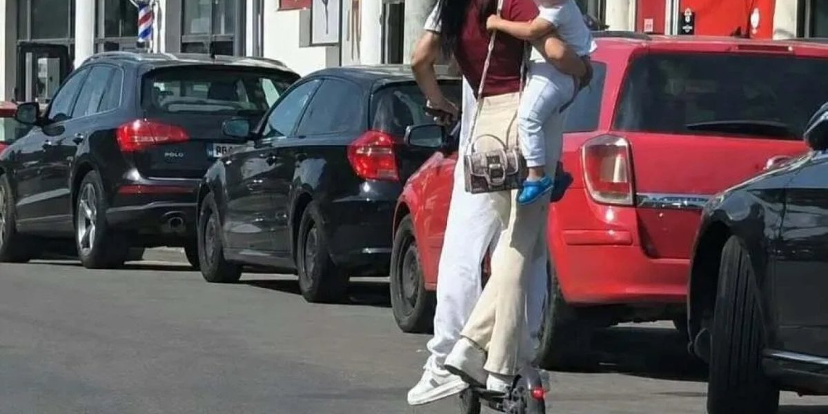 Adulți și copil pe trotinetă: amenda uriașă i-a oprit